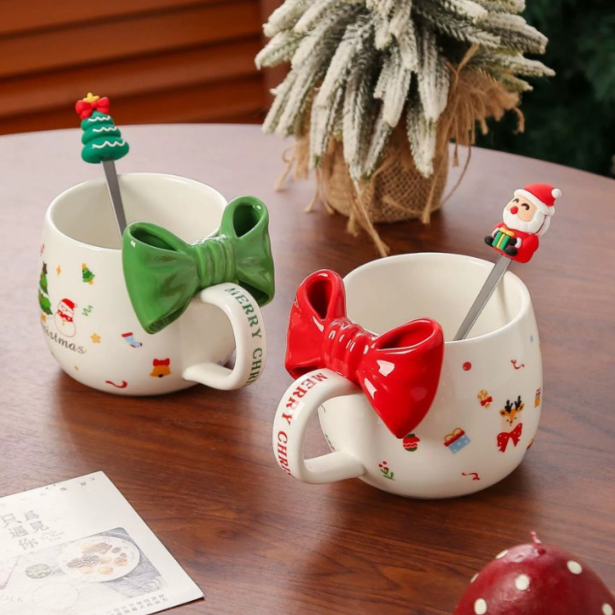 Kubek świąteczny z kokardą - zestaw z łyżeczką w pudełku